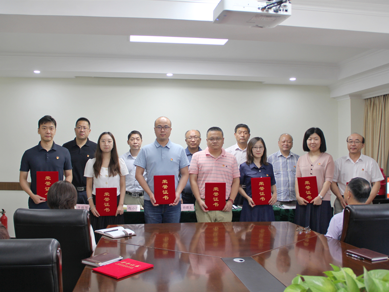 公司领导为优秀共产党员颁奖.jpg